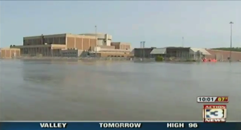 20110620_水に浸かるフォートカルフーン原発.png