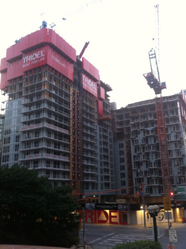 トロント高層ビル建設 _ CN Tower前.jpg